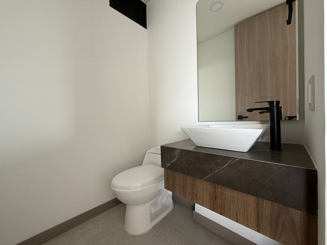 Baño social con lavamanos y espejo