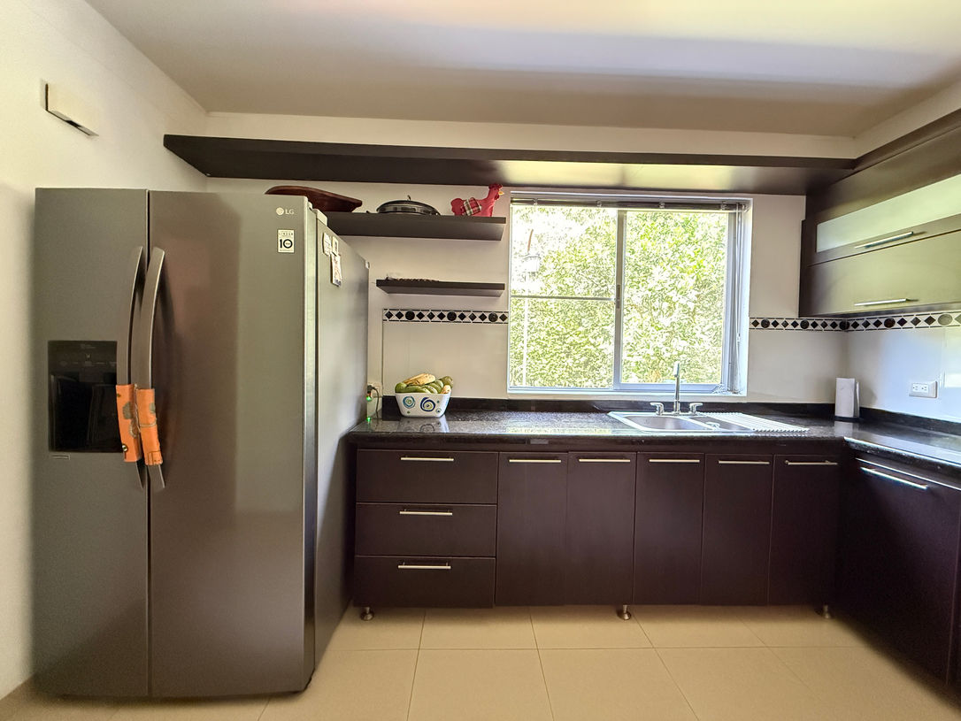 Cocina integral moderna en casa campestre en Cerritos Pereira