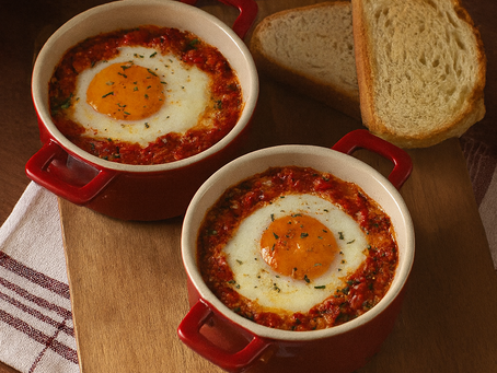 Ovos ao Forno com Tomate e Queijo
