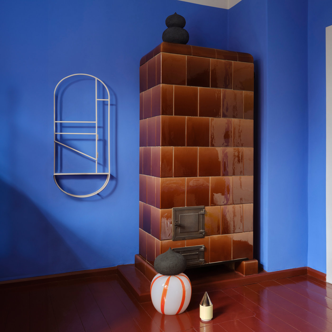FOLDWORK wall objects, KNSTRKT stackable ceramics and CANDY glass furniture by STUDIO BERG with meringues, styled at Tautes Heim in Berlin