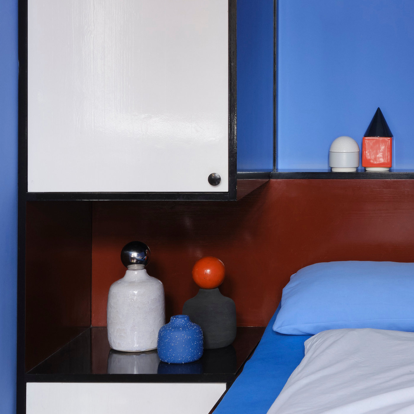 KNSTRKT stackable ceramics and VIIE VASES by STUDIO BERG, styled at Tautes Heim in Berlin