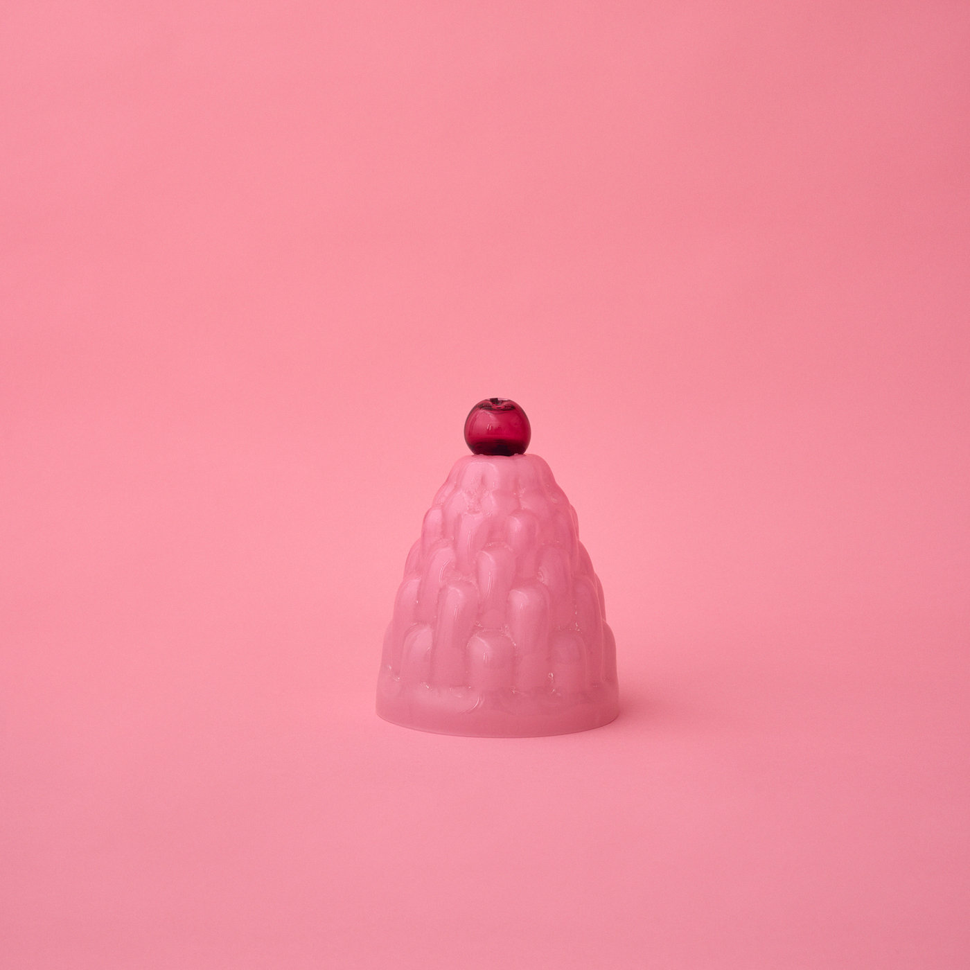 JELLO high hand-blown glass cloche in cherry cream