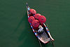 Monges em uma canoa