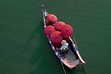 Monaci su una canoa