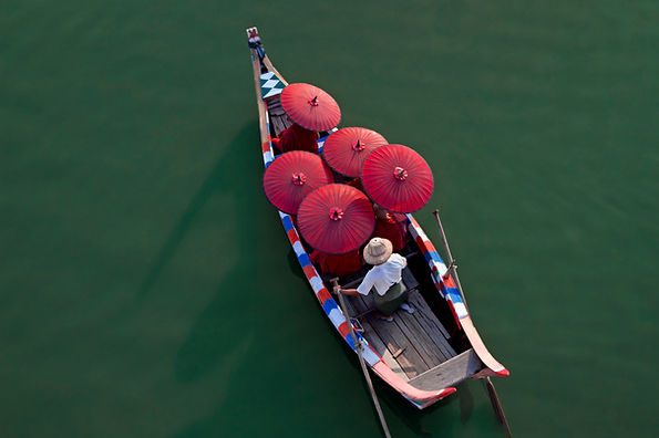 Moines sur un canoë