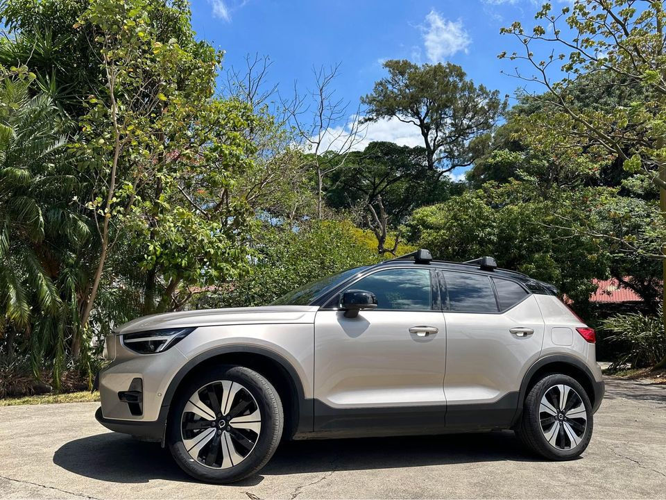 Miniatura: Volvo XC40 Recharge Twin P8