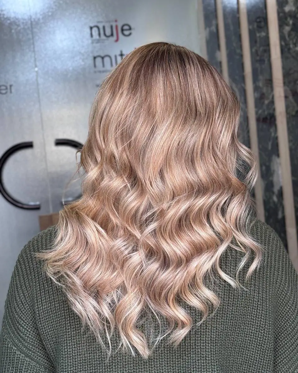 Balayage beige neutro "nude look" per un effetto super naturale e senza barrature. Servizio tecnico professionale Nujé Parrucchieri Udine