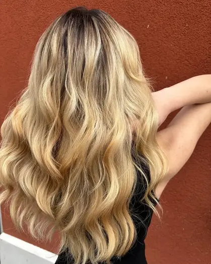 Schiariture effetto mare su capelli mossi, tecnica professionale Nujé Portogruaro