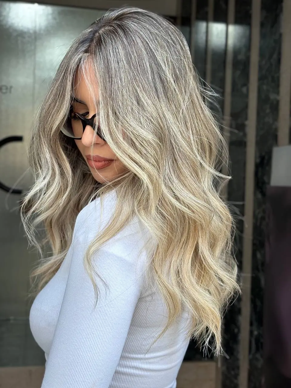 Risultato finale balayage biondo ghiaccio sfumato alla perfezione da Nujé Parrucchieri a Udine. Tecnica schiaritura naturale su base cenere per un look luminoso.