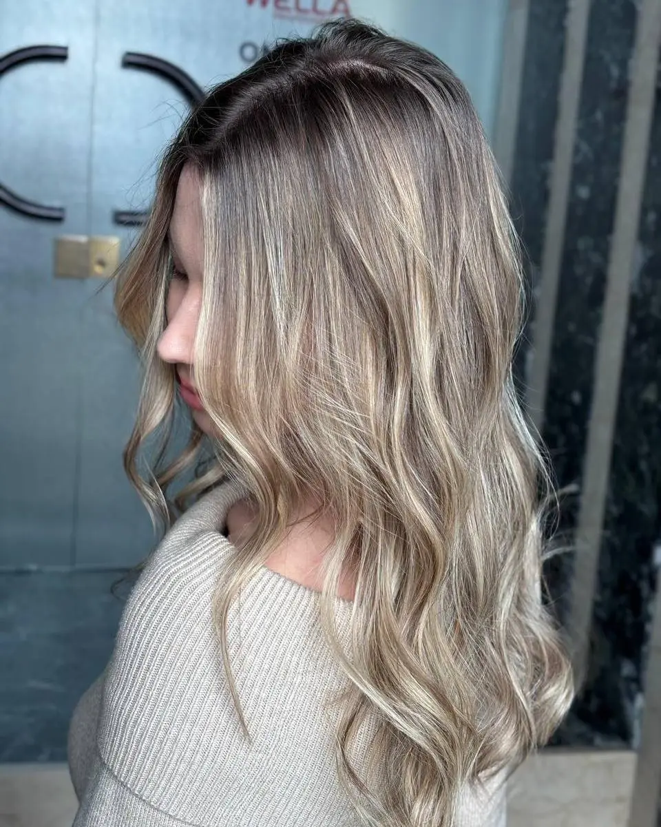 Foto risultato finale balayage biondo miele su taglio scalato. Hair styling professionale a Udine curato dagli esperti di colore di Nujé Parrucchieri.