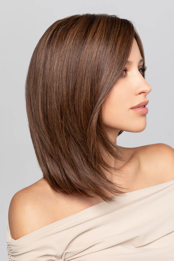 Parrucca di capelli veri con taglio medio e piega mossa a onde morbide, che valorizza il volume naturale e la fluidità dei capelli Remy