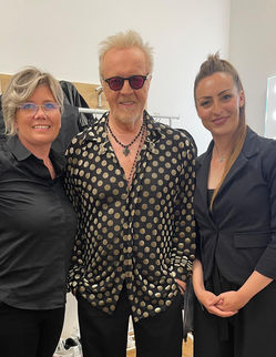 Studenti della Nujé Academy di Udine al lavoro con trucco artisti dietro le quinte concerto Umberto Tozzi