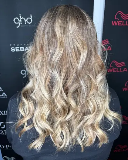 Trasformazione colore da castano a biondo dorato con tecniche di schiaritura avanzate