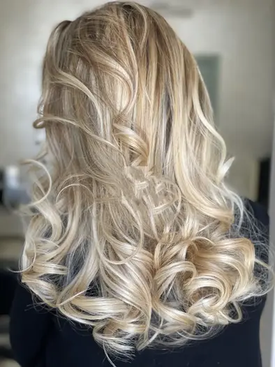 Colore capelli personalizzato con riflessi caldi multitonali, salone Nujé Parrucchieri