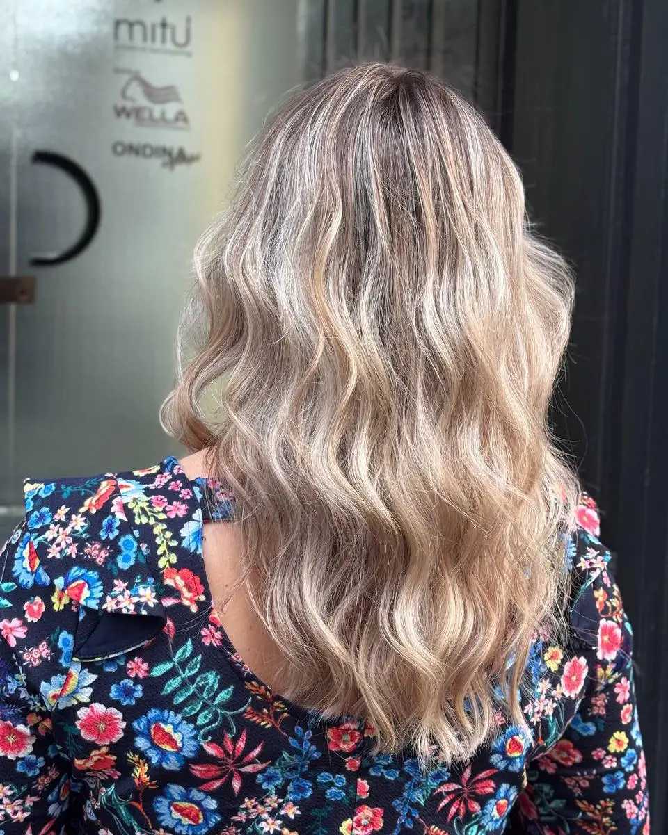 Sfumature balayage rame intenso e riflessi fragola eseguiti da Nujé Parrucchieri. Il miglior salone per colorazioni creative