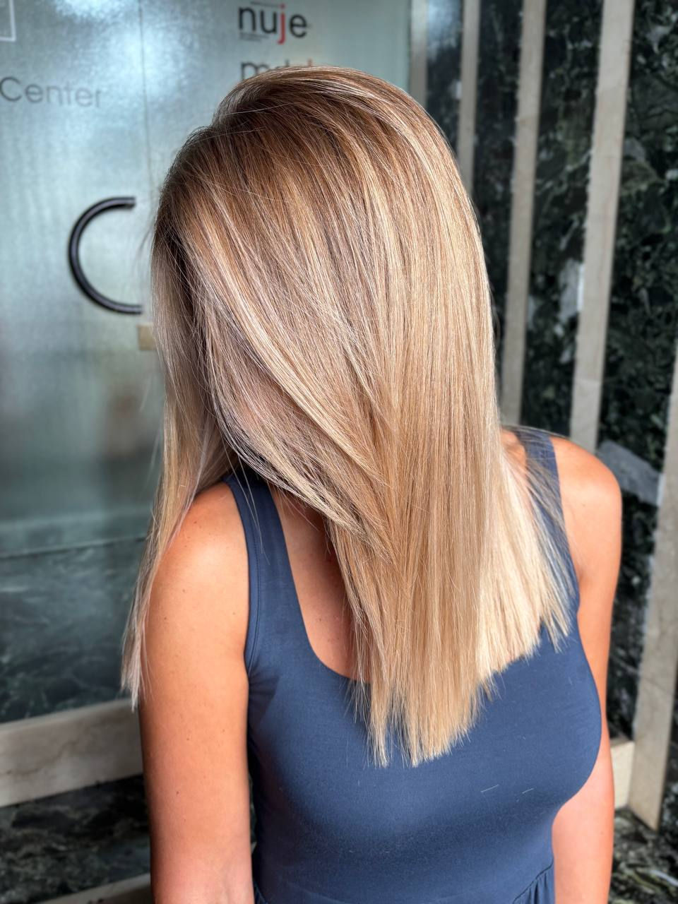 Balayage beige su capelli biondi, look elegante con schiariture morbide