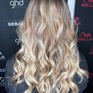 Balayage sfumato naturale estivo realizzato nel salone parrucchiere di Lignano