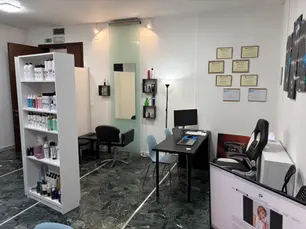 Ritrovare se stessi allo specchio da Parrucche.store Udine