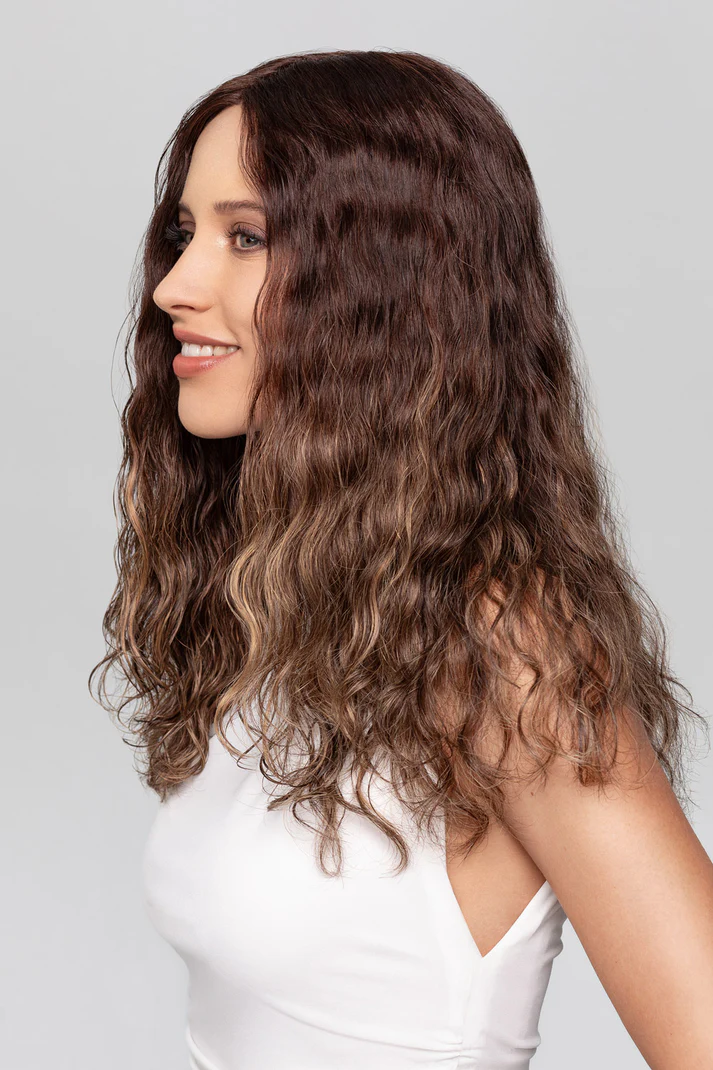 Parrucca di capelli veri con taglio lungo e scalato, indossata per mostrare il movimento naturale della chioma e l'attaccatura invisibile sulla fronte