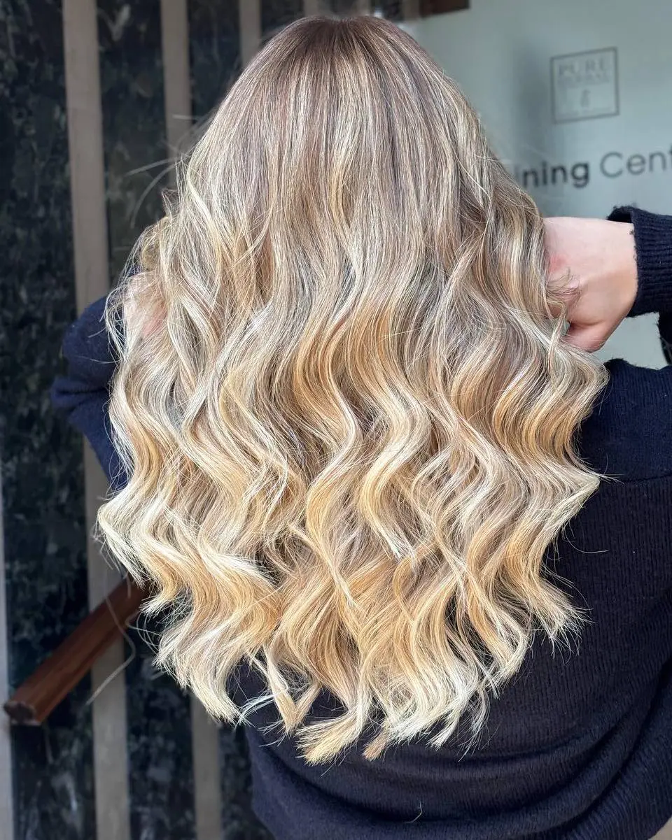 Schiariture balayage tonalità cioccolato e moka su capelli lunghi scuri. Trattamento professionale Nujé Parrucchieri a Udine per dare profondità e movimento.