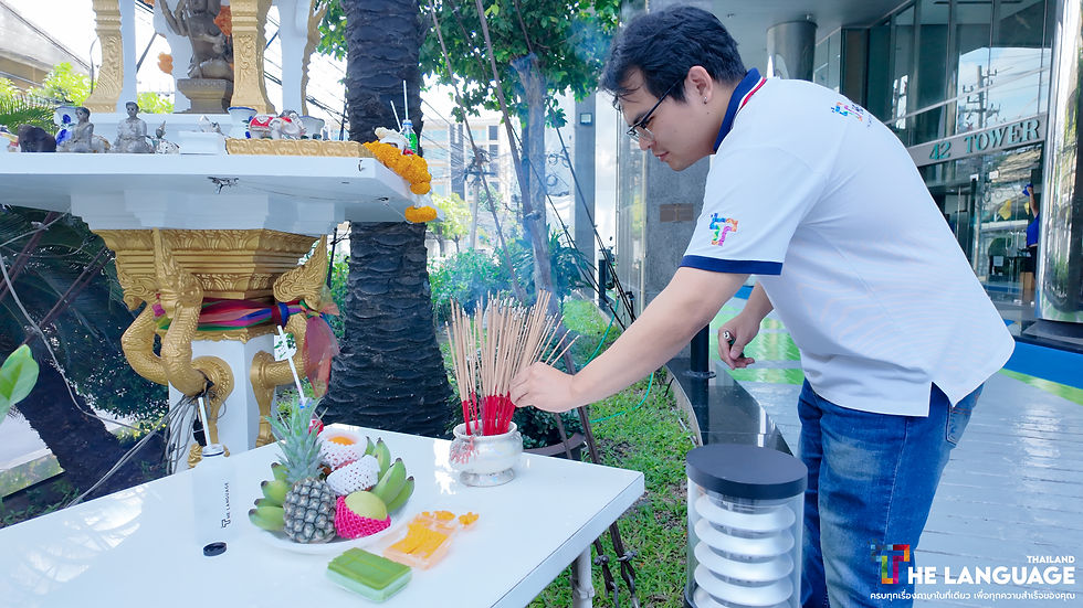 "สอนภาษาด้วยหัวใจ — เริ่มต้นจากจิตใจที่ดีของทีมงานทุกคนที่ The Language Thailand ศูนย์สอนภาษาของเรา"