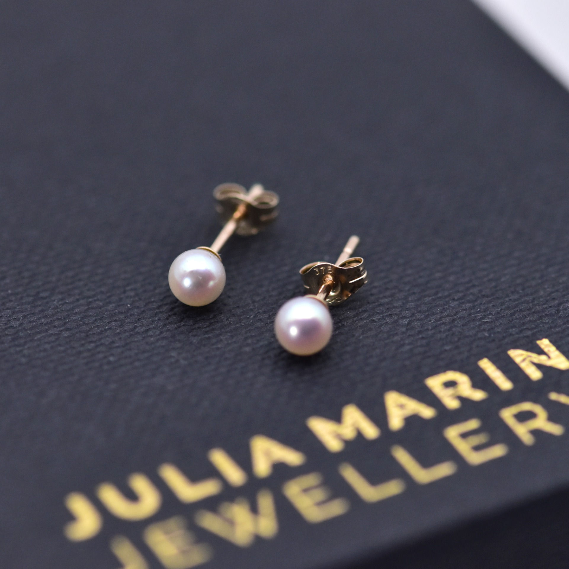 A K O Y A Pearls 9ct Gold Studs