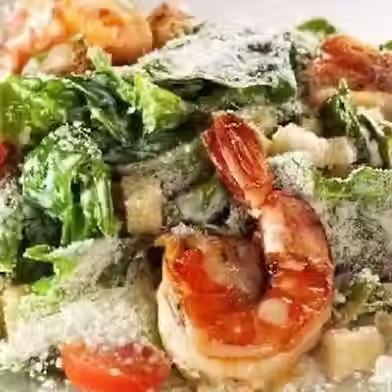 Цезарь с креветками (karidesli sezar salatası)