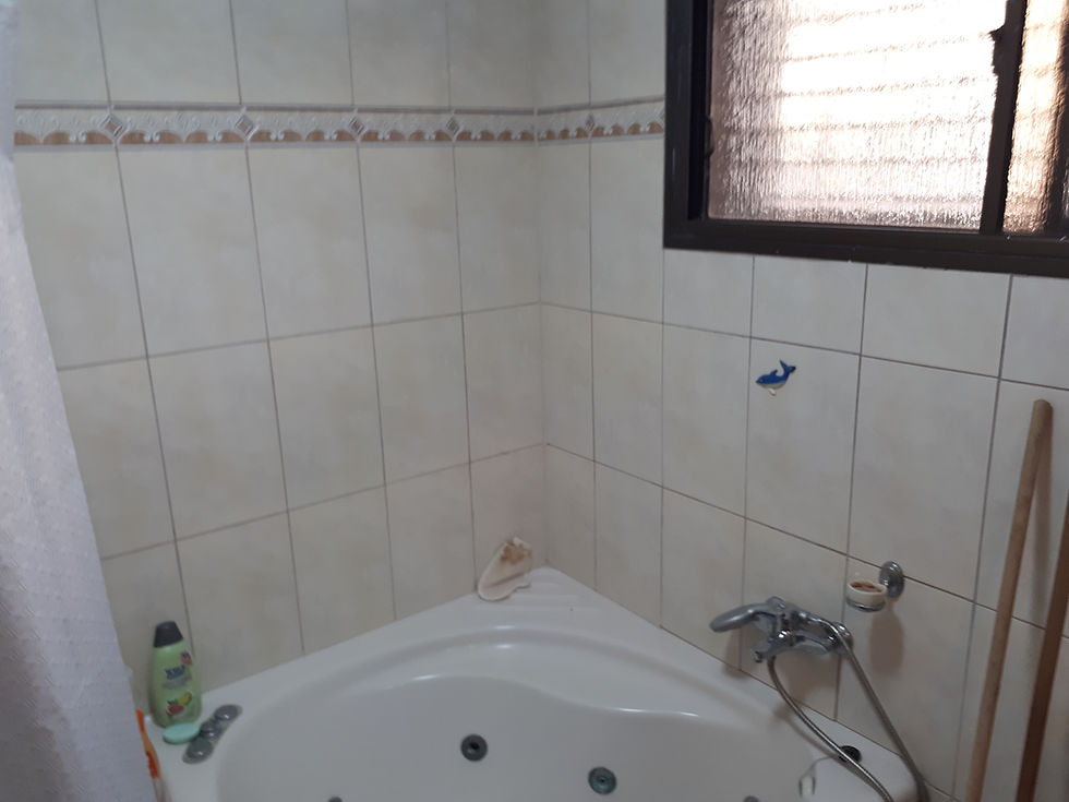תמונה ממוזערת: בצפת , דרום העיר, בית קרקע פרטי ענק עם שתי חנויות צמודות מושכרות