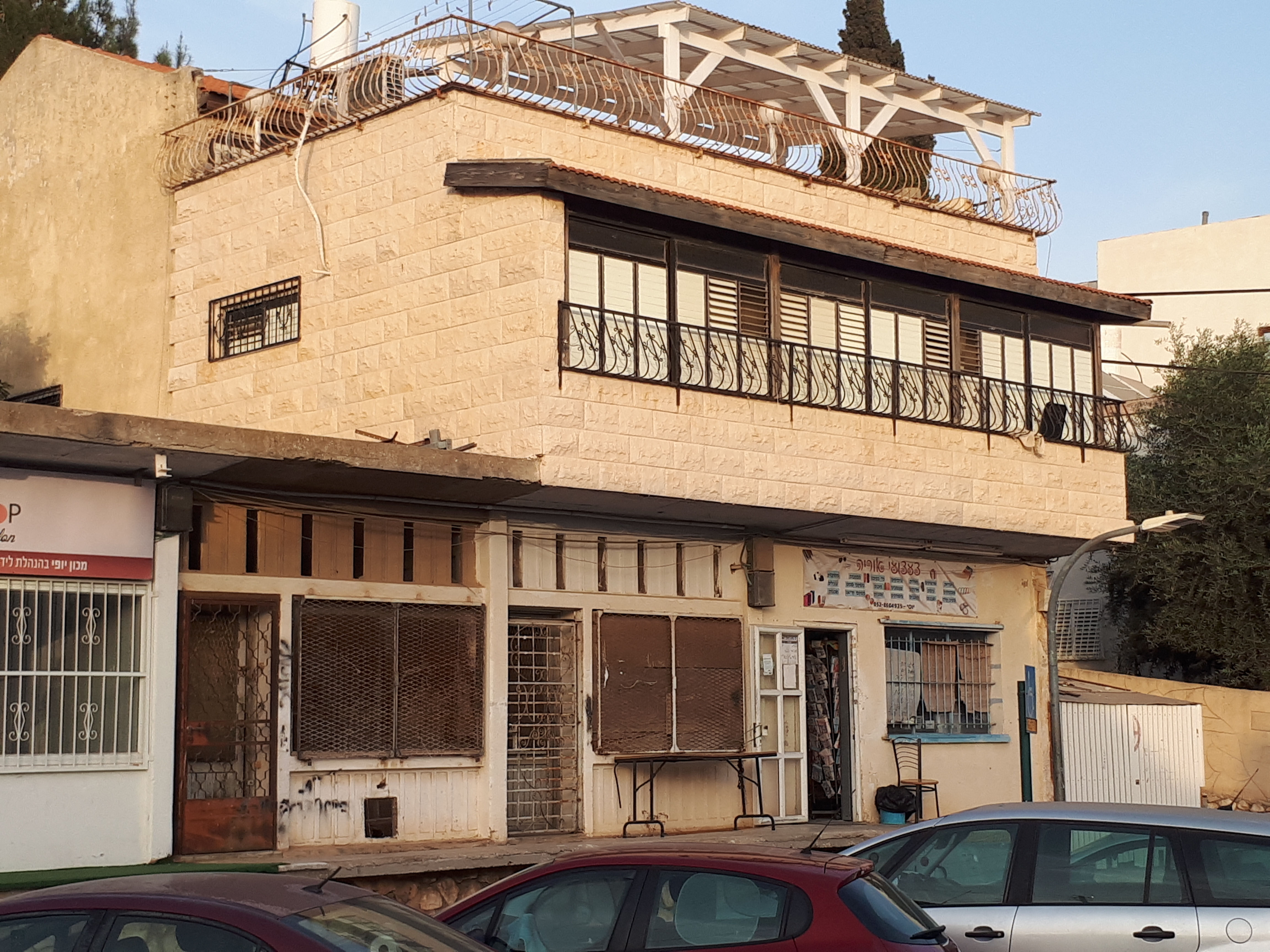 בצפת , דרום העיר, בית קרקע פרטי ענק עם שתי חנויות צמודות מושכרות