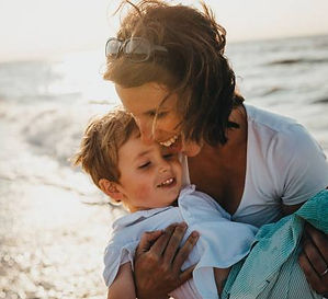 madre_hijo_xavier_mouton_unsplash_1 (1).jpg