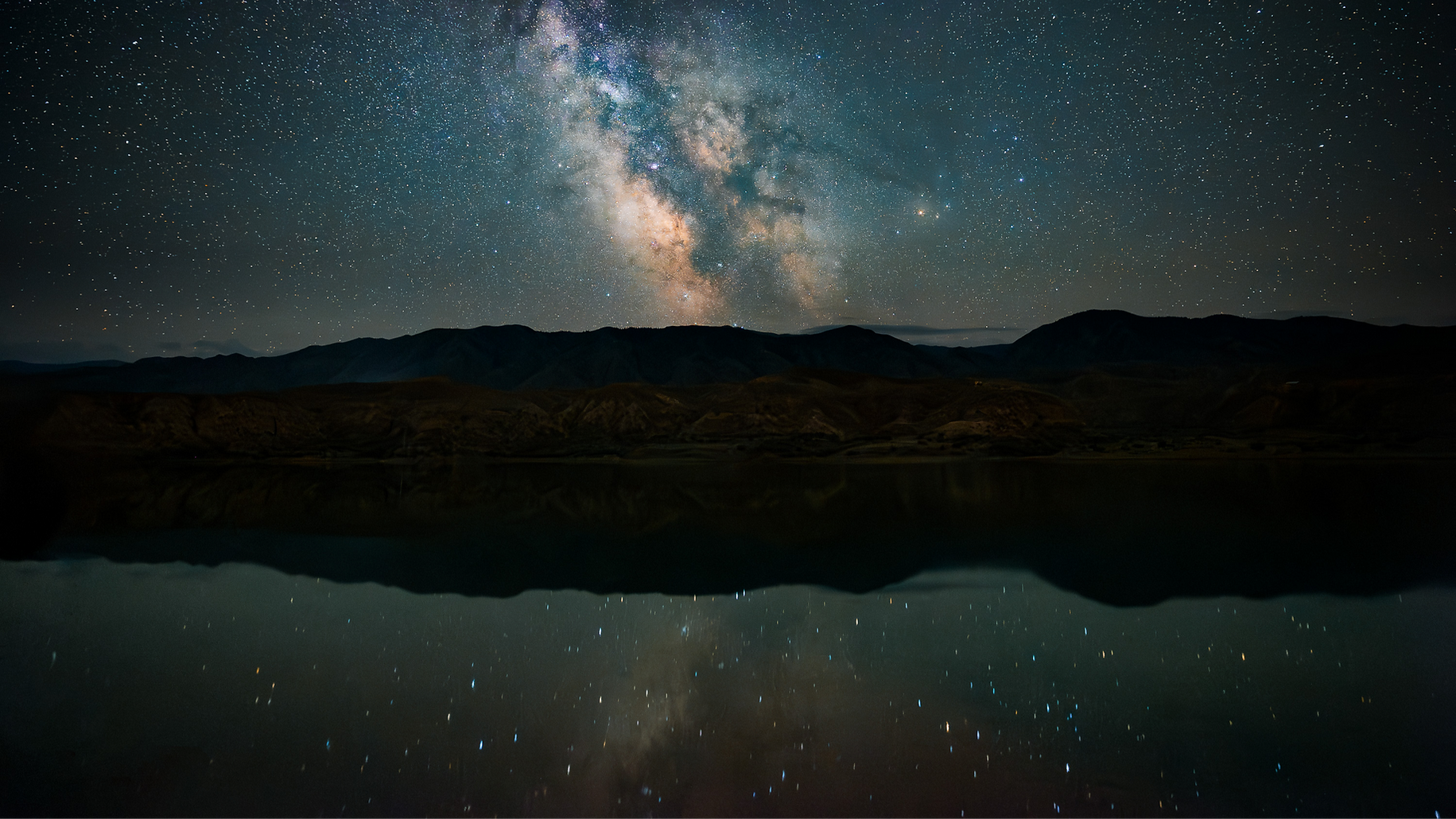 צילום של שביל החלב עם השתקפות באגם בקירגיזסטן