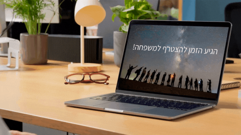 אדם יושב במשרד וצופה במחשב הנייד ובו פרסומת שמציעה להצטרף למשפחת רודפי הכוכבים