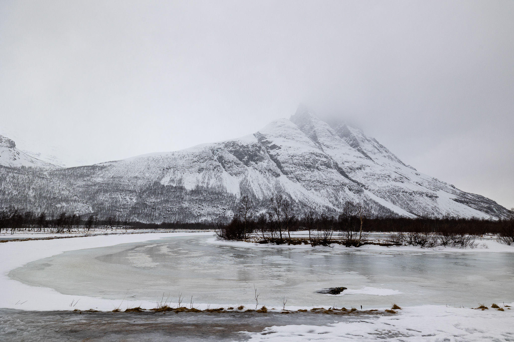 יום סגרירי מעל אגם קפוא בצפון נורווגיה