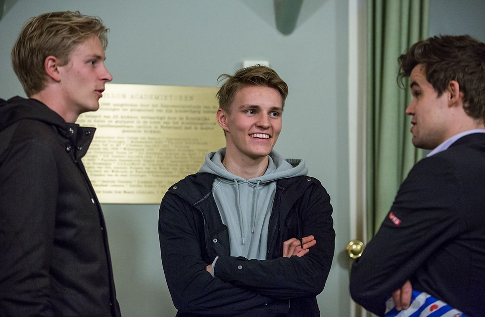 Martin Ødegaard, Morten Thorsby y Magnus Carlsen se reunieron en Groningen en 2018. | Foto: María Emelianova/Chess.com.