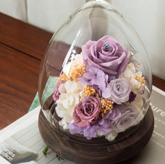 Turn your room into a spa-like sanctuary. The serene, dreamy hues of our Lilac and White Rose Dome bring instant sophistication and a peaceful energy to any desk or shelf. ✨