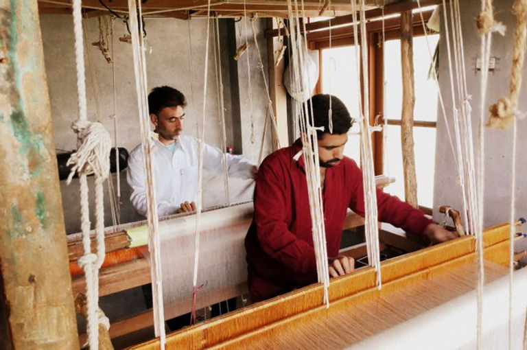 4. Weaving pashmina-002.JPG