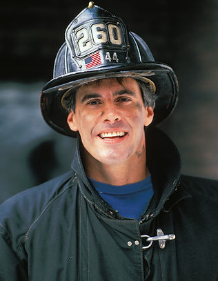 Пожарный с темно-Uniform