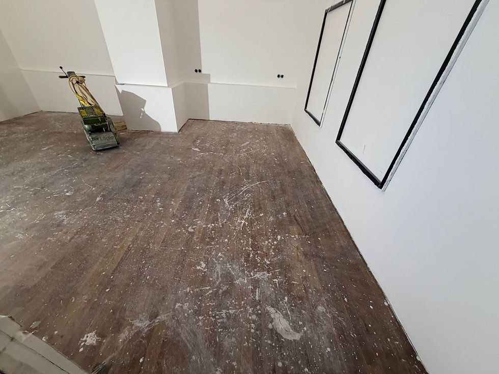 Parkettboden im Pilates Studio vor der Sanierung – stark abgenutzter Holzboden vor dem Parkett schle