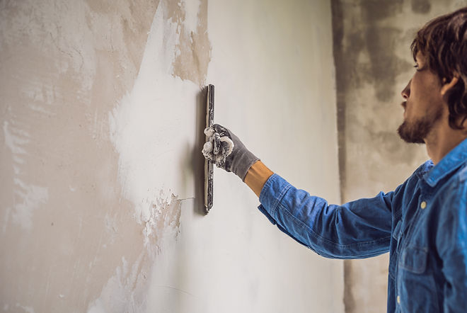 handwerker-mit-einem-spachtel