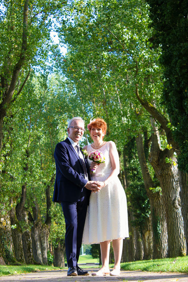Fotoshooting in Stuttgart-Plieningen. Wolfgang und Sabine stehen in einer Allee.