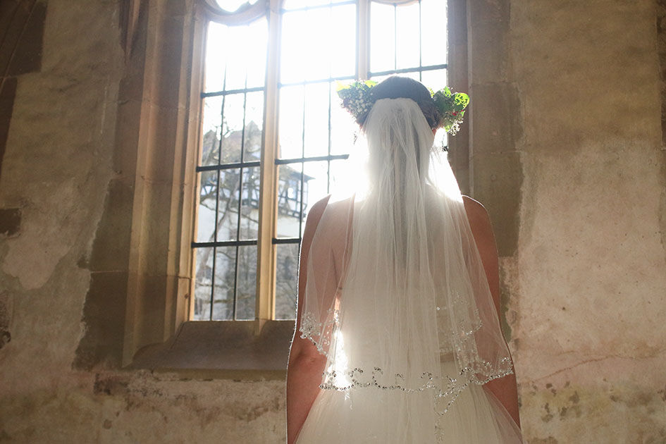 Ohana Photography Schleieraktion 2017 - Braut Eva mit Schleier und Blumenkranz im Kloster Maulbronn.