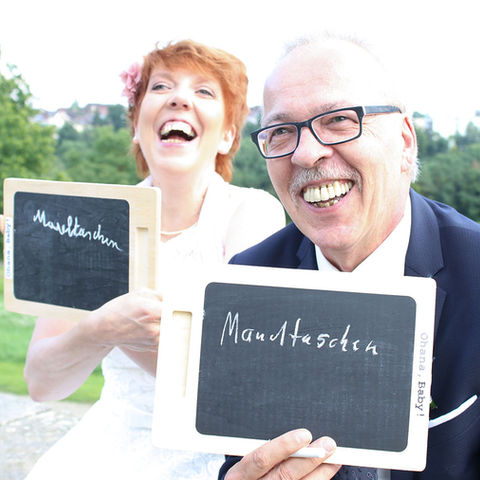 Braut und Bräutigam haben viel spaß beim Tafelspiel. Beim Lieblingsessen sind sind sich die beiden einig: Maultaschen bitte.