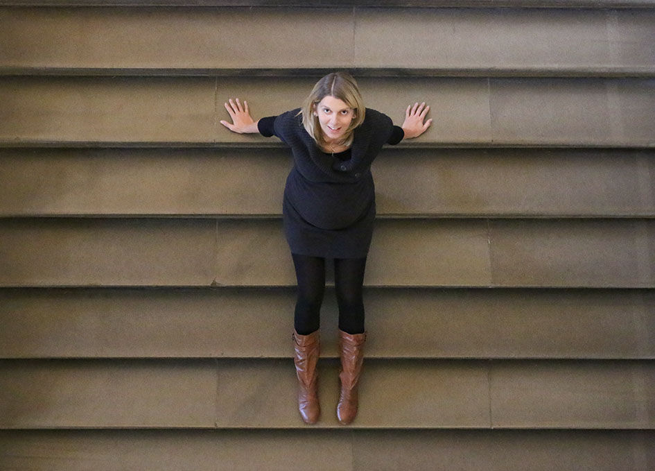 Eine kleine Pause auf einer Treppe. Sarah blickt nach oben.