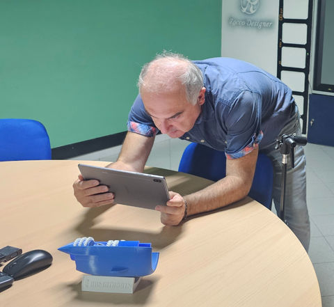 foto di studenti e adulti che provano Visori VR
