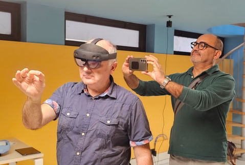 foto di studenti e adulti che provano Visori VR