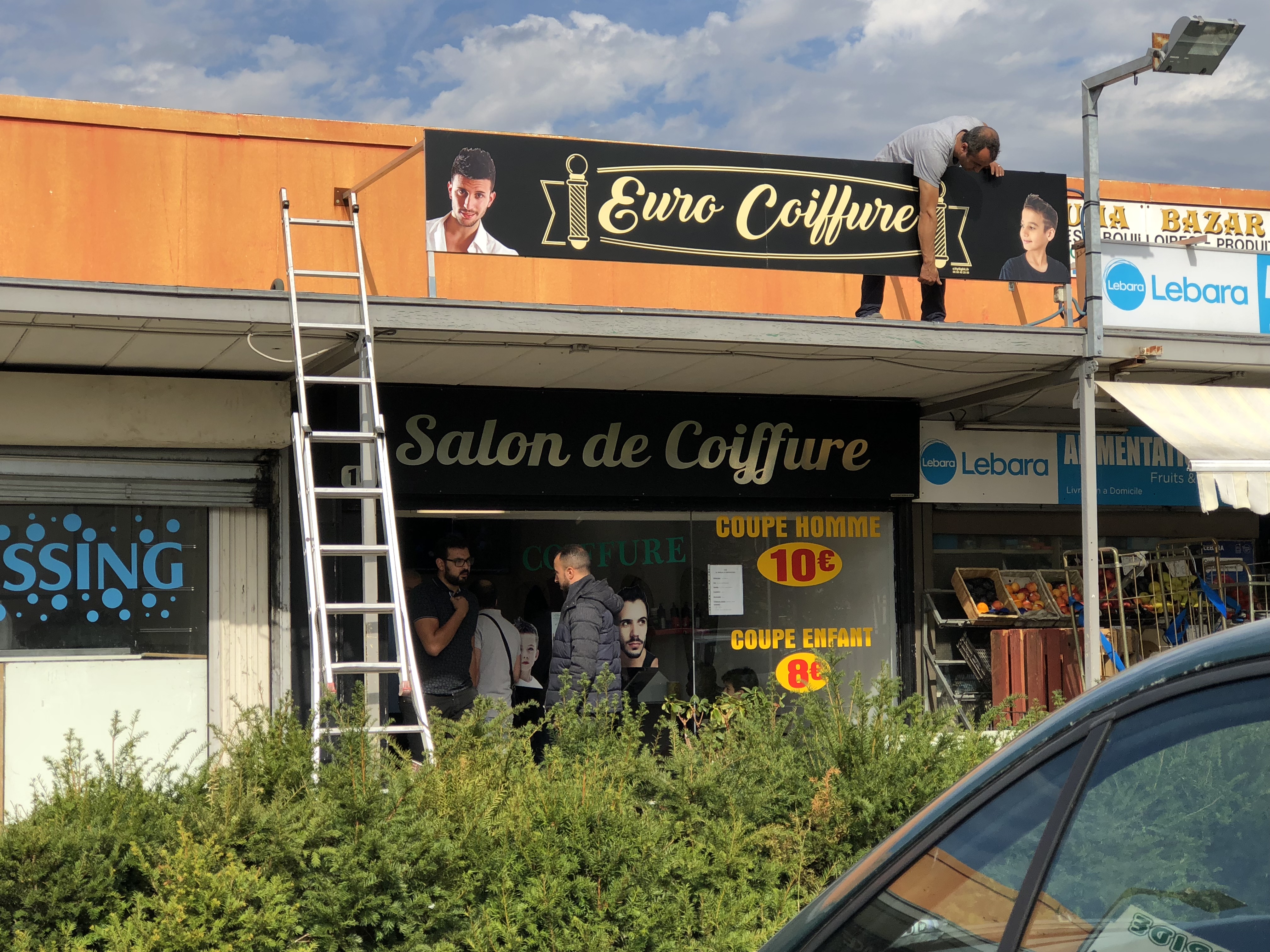 Enseigne avec décor adhésif