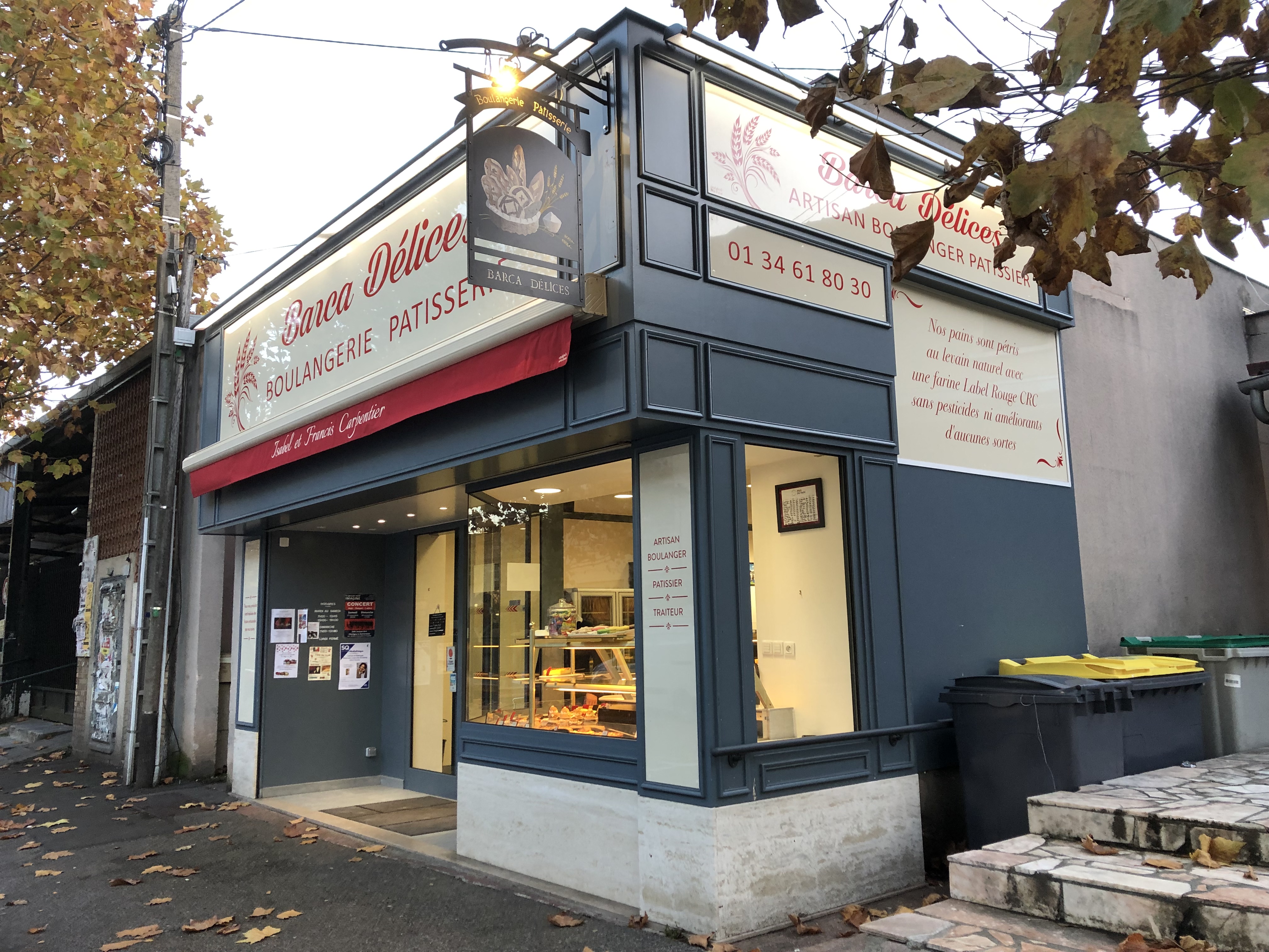 Enseignes avec décors adhésifs