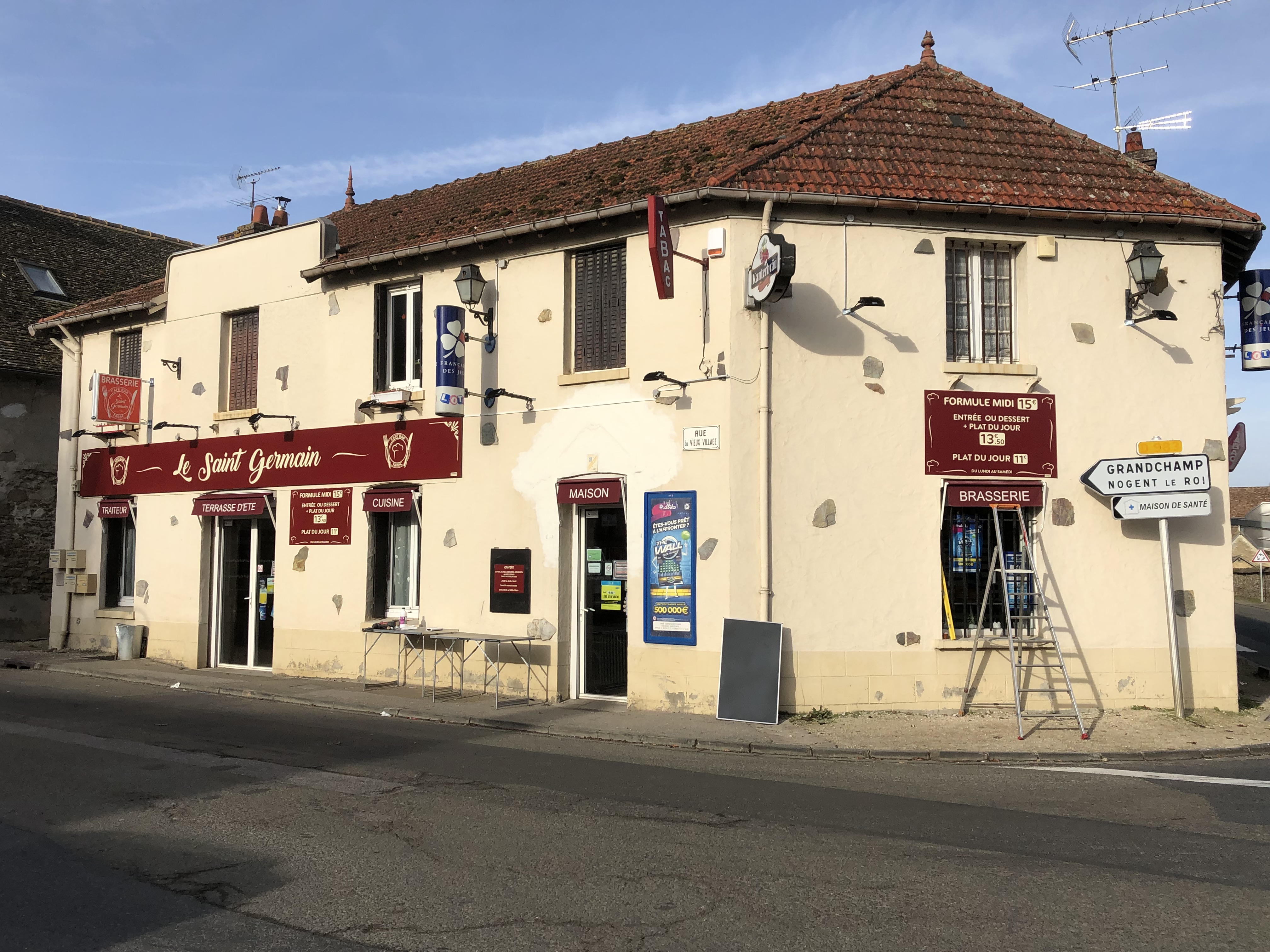 Enseignes avec décors adhésifs