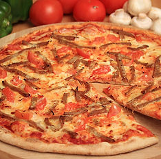 Pizza délicieuse garnie de viande, tomates et champignons