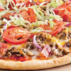 Pizza délicieuse au boeuf, tomates, laitue et oignons